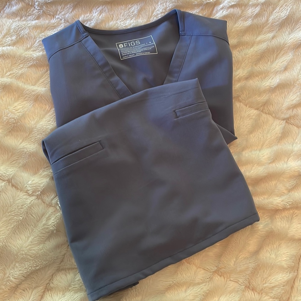 Figs scrub top